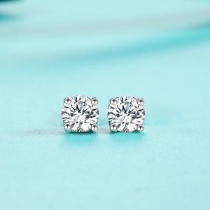 Gros plan de clous d'oreilles en argent sterling avec moissanite ronde à quatre griffes