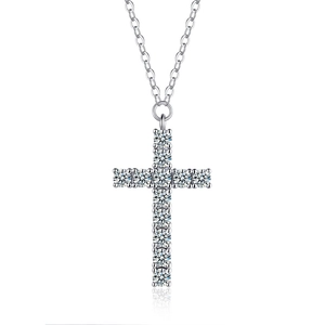 Collier croix en argent sterling 925 avec pierres de moissanite étincelantes sur fond blanc