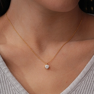 Klassische 925 Sterling Silber Solitär-Moissanit-Halskette mit 14K Goldbeschichtung am Model