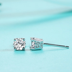 Macro de boucles d'oreilles en argent 925 et moissanite avec détails de cœur filigranés