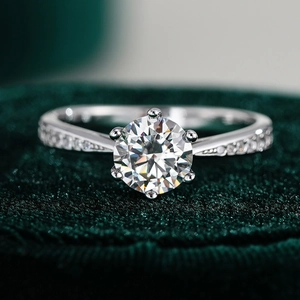 Anello in Argento Sterling 925 con Moissanite da Donna Anello di Fidanzamento Classico a Sei Griffe Corona Taglio Rotondo Strass