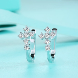 Détail de boucles d'oreilles croix en argent 925 en forme de U avec moissanite brillante