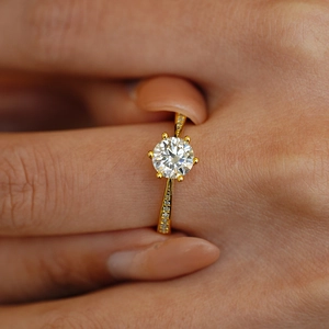 Bague classique en argent 925 avec moissanite ronde 1ct et six griffes portee