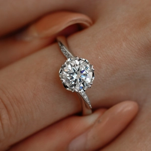 Bague couronne classique en moissanite argent S925 avec diamants latéraux étincelants