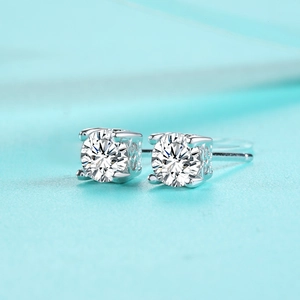 Gros plan de boucles d'oreilles en argent 925 à quatre griffes avec moissanite ronde
