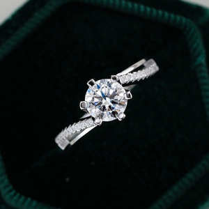 Classico anello di fidanzamento in argento S925 e moissanite su velluto verde