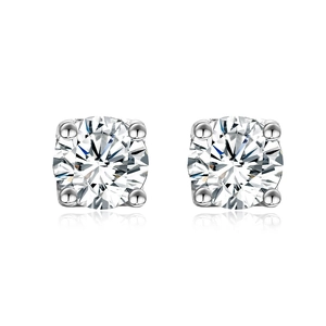 Gros plan de boucles d'oreilles en argent 925 avec pierres de moissanite à quatre griffes