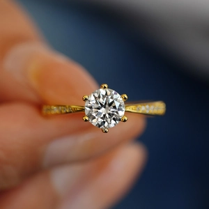 Bague moissanite ronde 1ct, finition dorée à 6 griffes avec anneau en V pavé