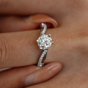 Anello di fidanzamento classico in moissanite con sei griffe e fascia pavé intrecciata