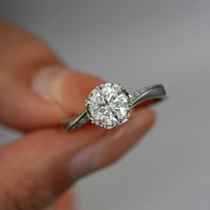 Bague en argent S925 avec moissanite, anneau ondulé et serti couronne à six griffes