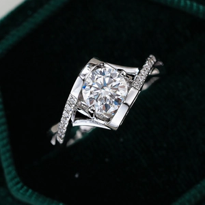 S925 sterling silver moissanite ring with twisted band and round main stone