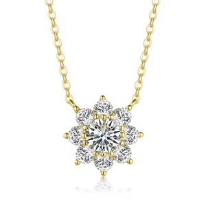 Collier classique tournesol en or avec pendentif moissanite en argent 925 sur fond blanc