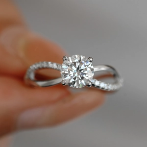 Bague élégante en argent s925 et moissanite avec design infini pour les fiançailles