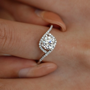 Classic 1 carat moissanite halo ring in 925 sterling silver with pavé twisted band