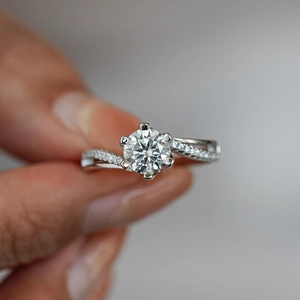 Anello moissanite classico in argento S925 con sei griffe e design a fascia ritorta pavé