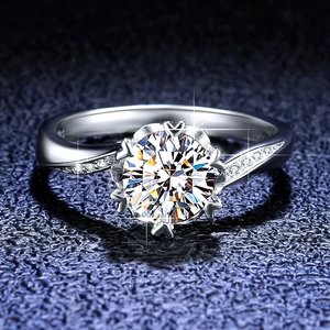 Détail de la bague en moissanite montrant les griffes en cœur et diamants de côté