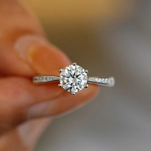 Anello di fidanzamento classico in argento S925 moissanite a sei griffe con diamanti