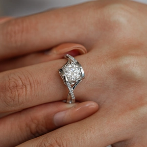 S925 sterling silver moissanite ring with twisted band and round cut diamond on finger