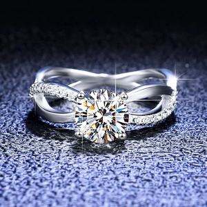 Détail macro d'une bague en argent S925 avec moissanite et monture à quatre griffes