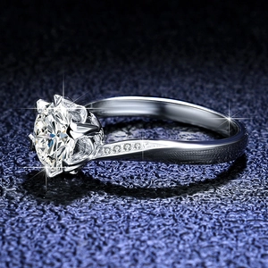 Vue macro de la bague en argent 925 avec couronne en moissanite et anneau torsadé