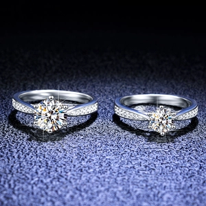 Dettaglio di due anelli in argento S925 con moissanite e classica incastonatura a sei griffe