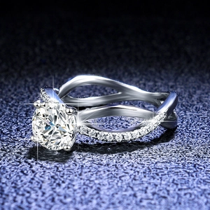 Détail macro de la bague moissanite avec anneau torsadé pavé et monture à quatre griffes