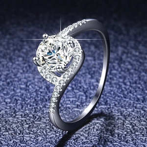 Macro shot of 1 carat moissanite ring with S925 silver band and classic four-prong setting