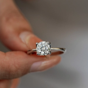 Classic S925 sterling silver moissanite engagement ring in a four-prong setting