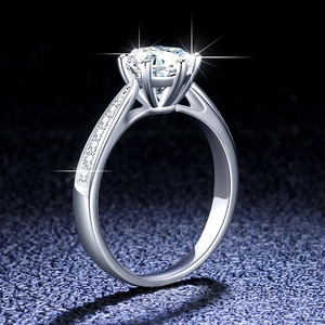 Vista macro di un anello in moissanite argento S925 classico con piccoli diamanti laterali