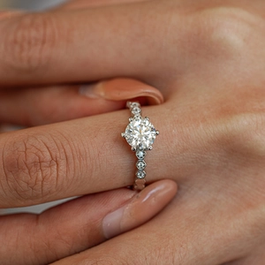 Elegant 1 carat Moissanite ring in S925 silver with honeycomb six-prong setting