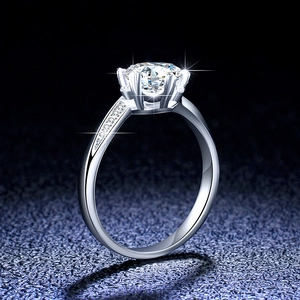 Détail d'une bague en argent 925 avec serti classique à six griffes et moissanite