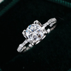 Bague en argent S925 avec moissanite ronde et anneau serti de diamants étincelants