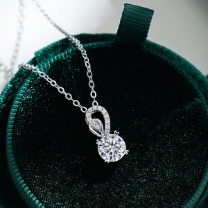 925 Sterling Silver Moissanite Necklace For Women Elegant Four Prong Round Cut Moissanite Pendant Rhinestone Necklaces Jewelry Gift
