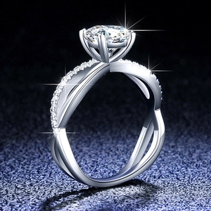 Vue macro d'une bague en argent s925 avec moissanite à six griffes et anneau torsadé