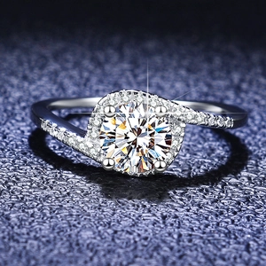 Macro shot of a 1-carat moissanite ring in 925 sterling silver with bypass pavé band