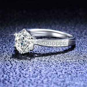 Dettaglio dell'anello in argento s925 con moissanite a sei griffe e diamanti laterali