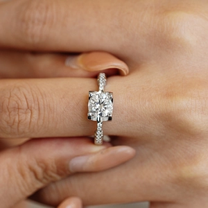 Bague de fiançailles classique en argent moissanite avec pierre solitaire à quatre griffes