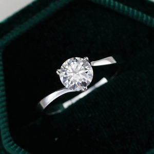 Classic s925 sterling silver moissanite ring with three-prong setting in green velvet box