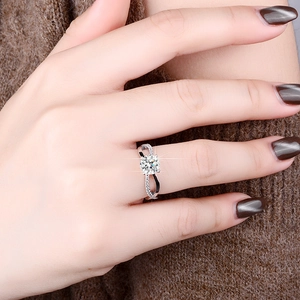 Gros plan d'une bague en argent S925 avec anneau infini et pierre ronde en moissanite