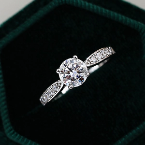 Classic 1 carat Moissanite ring in S925 sterling silver with four-prong setting and side stones