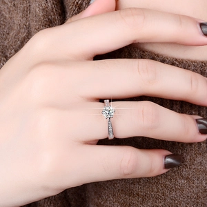 Anello classico in argento con moissanite rotonda a sei griffe sulla mano di una modella