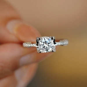 Bague de fiançailles classique en argent sterling 925 avec moissanite taille brillant
