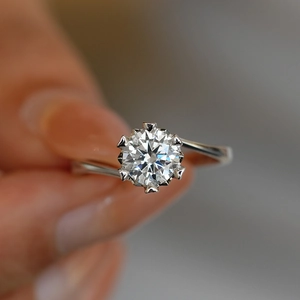 Classic 925 silver moissanite ring with six-prong snowflake setting and twisted band