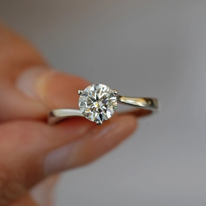 Classic round moissanite ring in 925 silver with elegant four-prong twist band setting