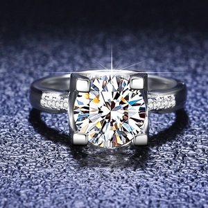 Vue macro d'une bague moissanite sertie à quatre griffes sur fond de cuir bleu élégant