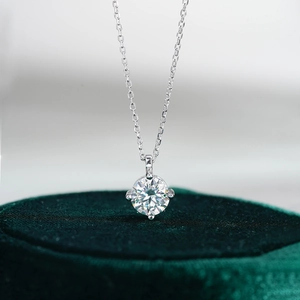 Collier Pendentif en Argent Sterling 925 avec Moissanite 1 Carat Chaîne Vénitienne Classique Incrusté de Strass à Quatre Griffes Bijoux Femme