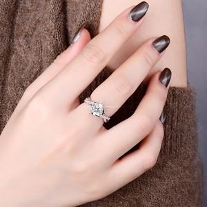 Close-up of S925 sterling silver moissanite ring featuring twisted band on model's hand