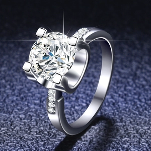 Vue macro de la bague en argent avec moissanite, serti quatre griffes et pierres latérales
