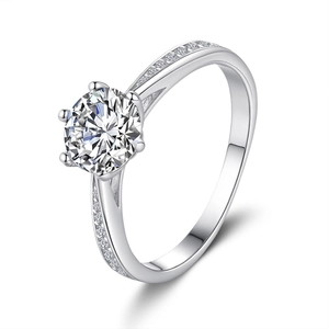 Anello classico in argento 925 con moissanite e montatura a corona a sei griffe su bianco