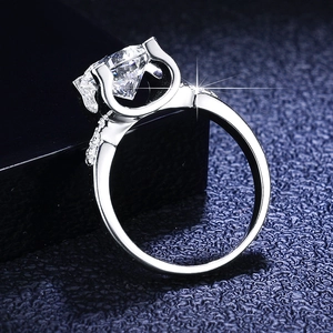 Vue macro d'une bague moissanite taille carrée avec un sertissage unique en U